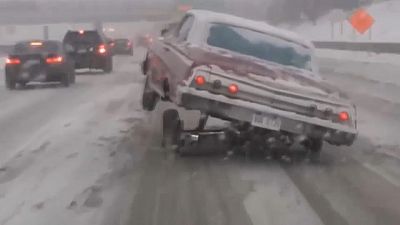 شاهد: سائق يتحدى الثلوج بثلاث عجلات