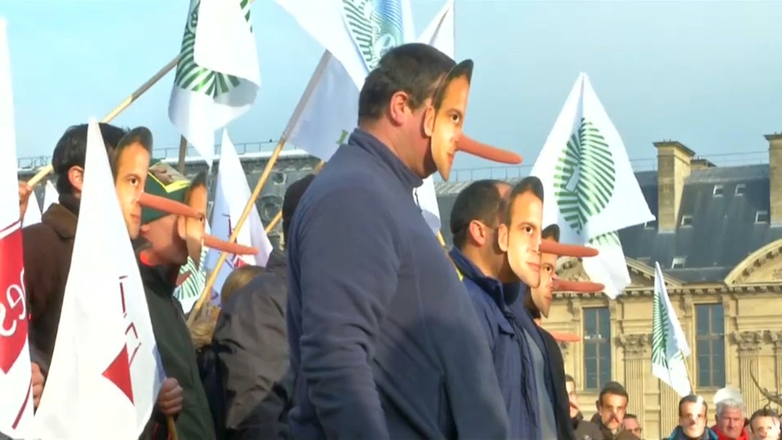 Wütende Bauern protestieren vor dem Louvre