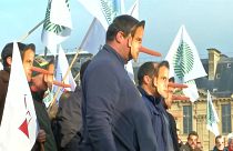 Wütende Bauern protestieren vor dem Louvre