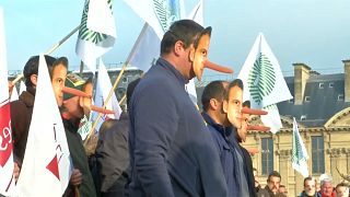 Wütende Bauern protestieren vor dem Louvre
