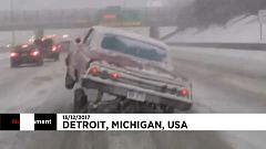 Un lowrider en équilibre sur l'autoroute enneigée