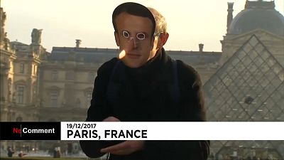 Macron-álarcban, Pinokkió orral tüntettek francia gazdák Párizsban