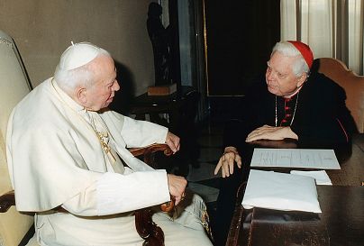 البابا يوحنا بولس الثاني يستقبل الكاردينال برنارد لو في مكتبته الخاصة بالفاتيكان