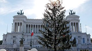Το μίζερο χριστουγεννιάτικο δέντρο της Ρώμης και η «κηδεία» του