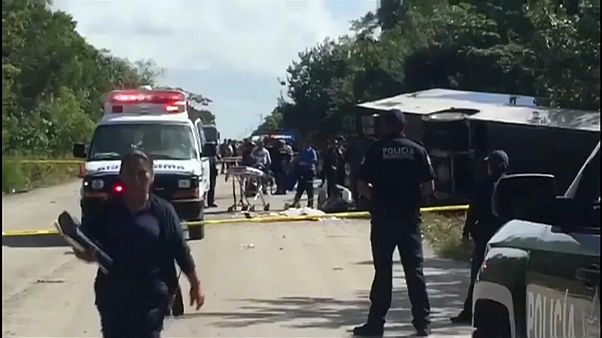 Messico: si ribalta pullman di turisti, almeno 12 morti Messico: si ribalta pullman di turisti, almeno 12 morti