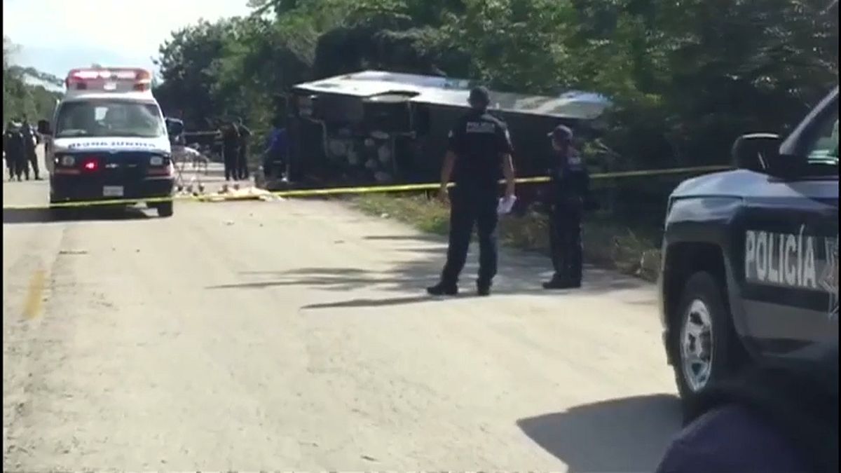 Acidente com autocarro faz 12 mortos e 20 feridos no México