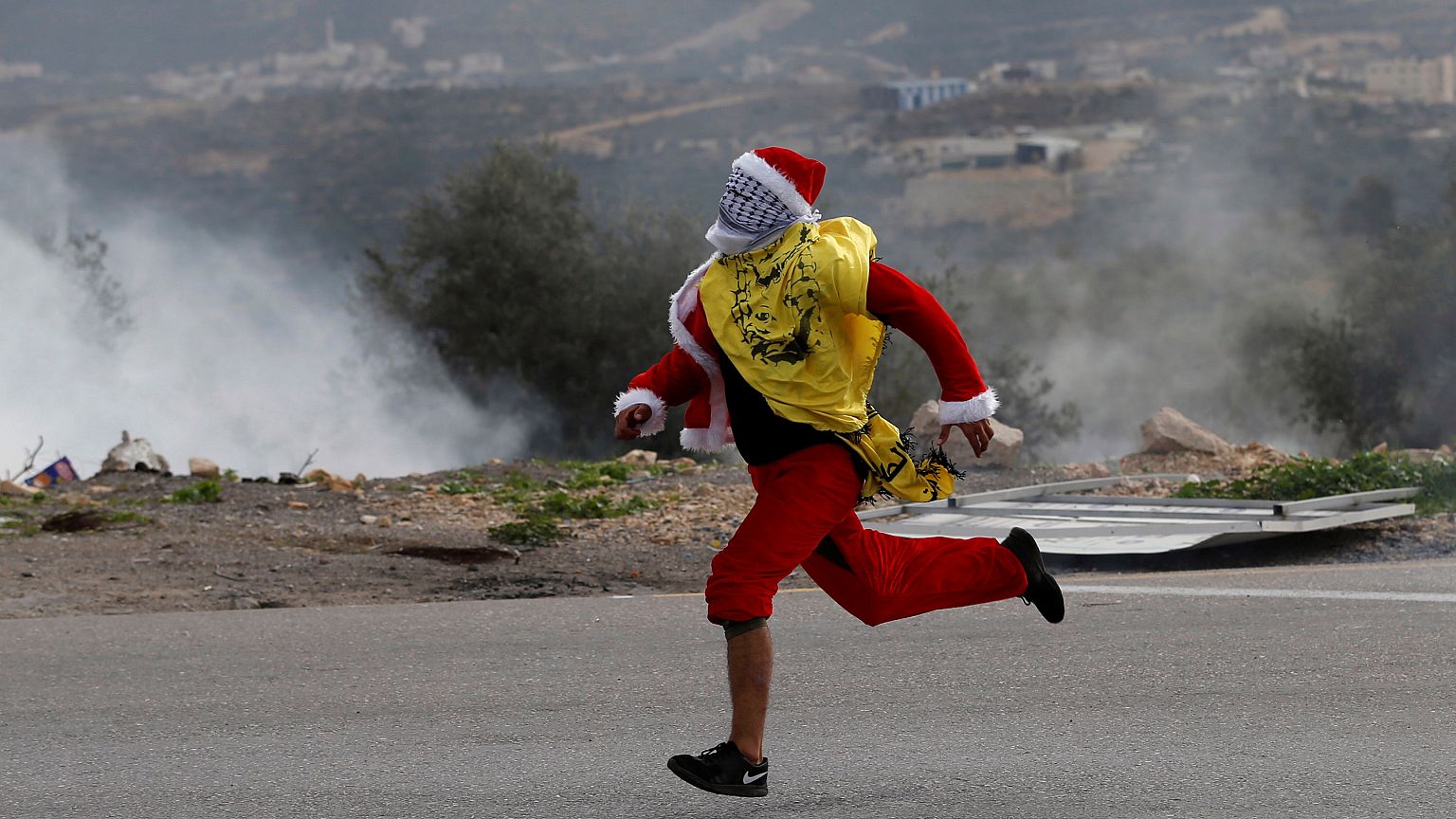 العلم الفلسطيني خلال مظاهرة في مدينة غزة