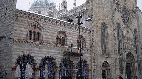 Il duomo di Como e il Broletto in un'immagine d'archivio Il duomo di Como e il Broletto in un'immagine d'archivio