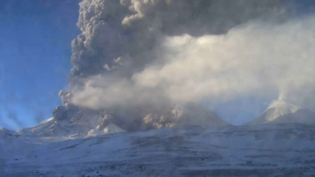 Vulcão russo entra em erupção