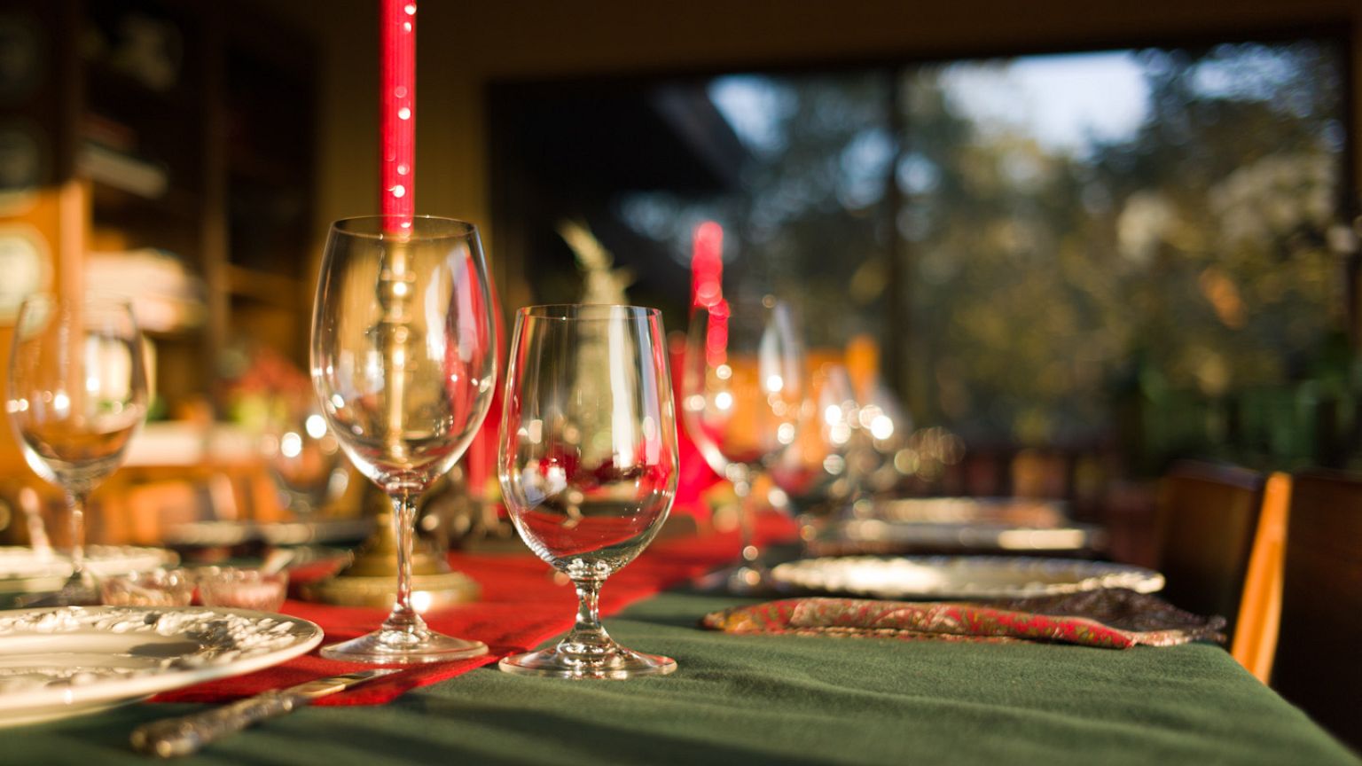 Table dressée pour le repas de Noël