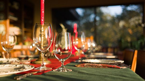 Table dressée pour le repas de Noël Table dressée pour le repas de Noël