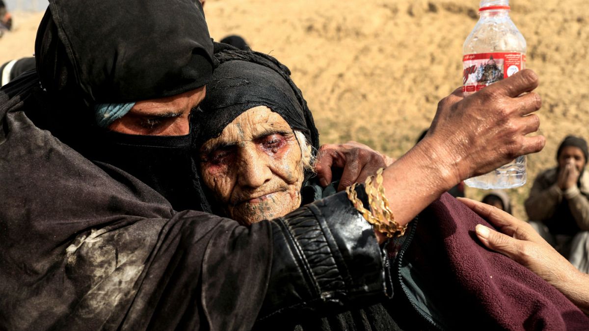 Displaced Iraqi women who just fled their home