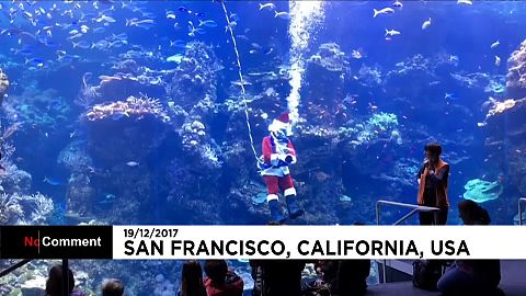 Le père Noël californien respire avec un tuba