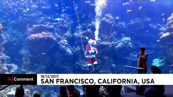 Le père Noël californien respire avec un tuba Le père Noël californien respire avec un tuba