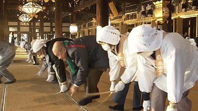 Dépoussiérage des deux principaux temples bouddhistes de Tokyo
