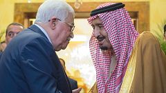الرئيس الفلسطيني محمود عباس وملك السعودية سلمان بن عبد العزيز في الرياض