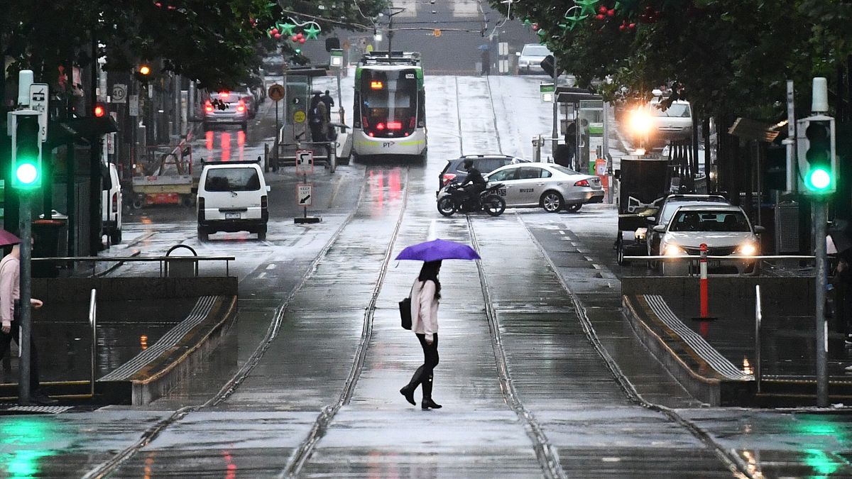 Melbourne'de şiddetli dolu yağışı hayatı felç etti