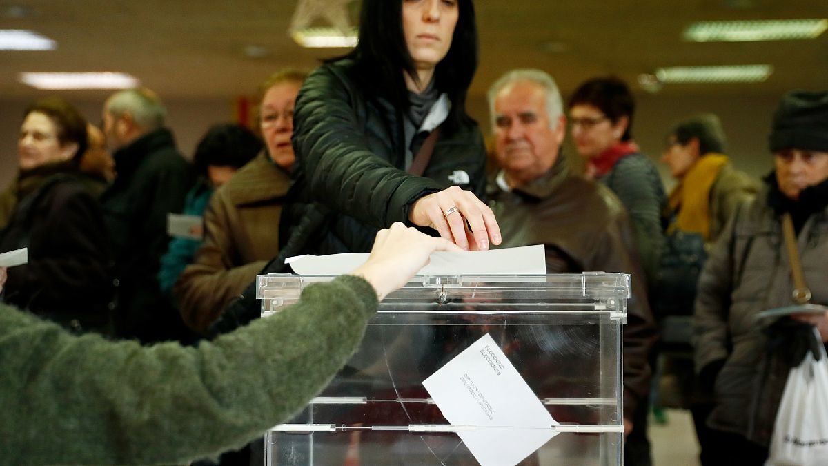 امرأة تدلي بصوتها في انتخابات إقليم كاتلونيا