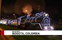 Il treno illuminato che attraversa Bogotà