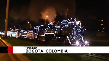 Il treno illuminato che attraversa Bogotà
