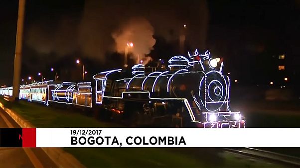 Il treno illuminato che attraversa Bogotà Il treno illuminato che attraversa Bogotà