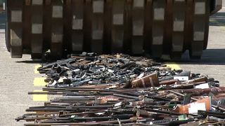 Brezilya'da silindirle silah parçalandı