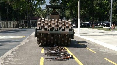 آلية عسكرية تدمر سلاحا مصادرا في البرازيل