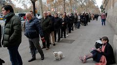 Жители Барселоны стоят в очереди на участок