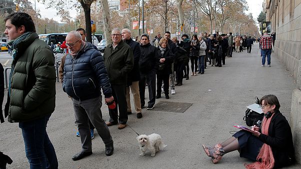 Жители Барселоны стоят в очереди на участок Жители Барселоны стоят в очереди на участок