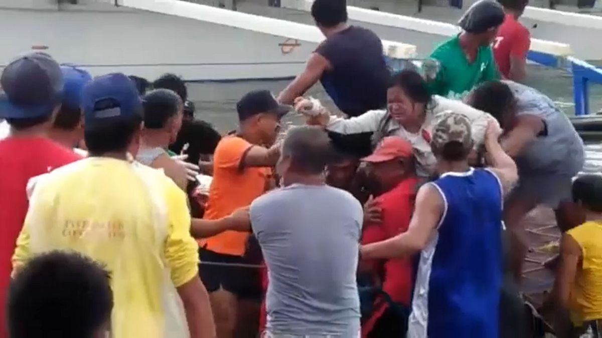 Filipinler'de 251 yolcu taşıyan gemi alabora oldu