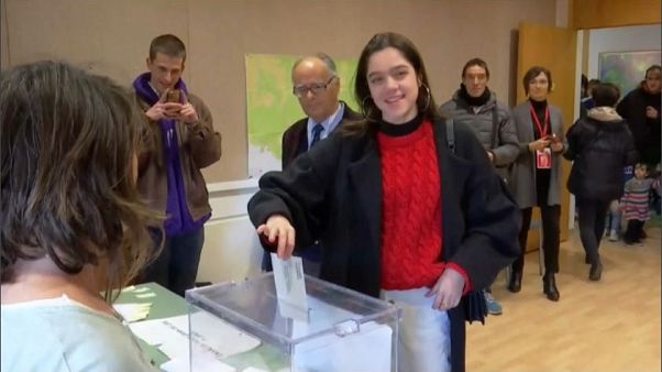 Catalogna: 18enne "offre" il suo voto a Puigdemont Catalogna: 18enne "offre" il suo voto a Puigdemont