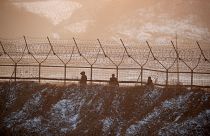 Un soldado norcoreano cruza la frontera con Corea del Sur