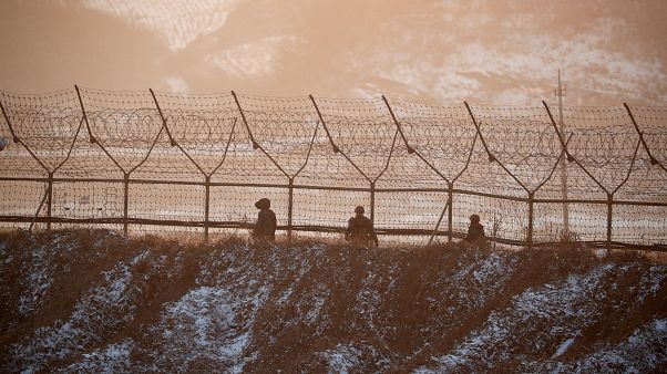 Un soldado norcoreano cruza la frontera con Corea del Sur Un soldado norcoreano cruza la frontera con Corea del Sur