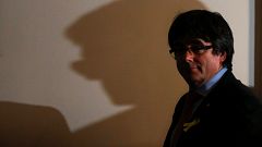 Carles Puigdemont elhagyja a színpadot győzelmi beszéde után
