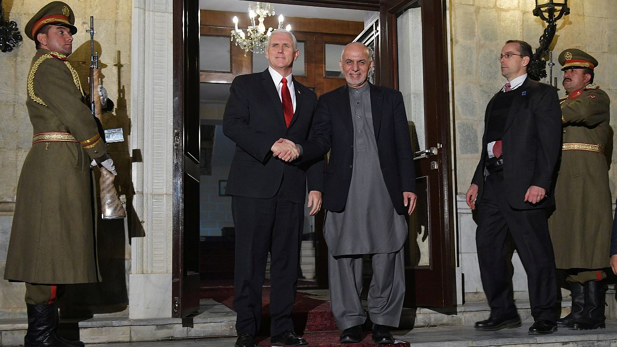 نائب الرئيس الأميركي مايك بنس والرئيس أشرف غاني في القصر الرئاسي في كابول 