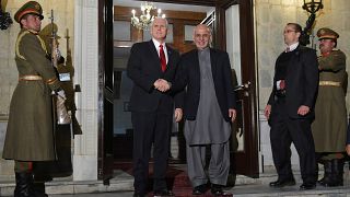 نائب الرئيس الأميركي مايك بنس والرئيس أشرف غاني في القصر الرئاسي في كابول