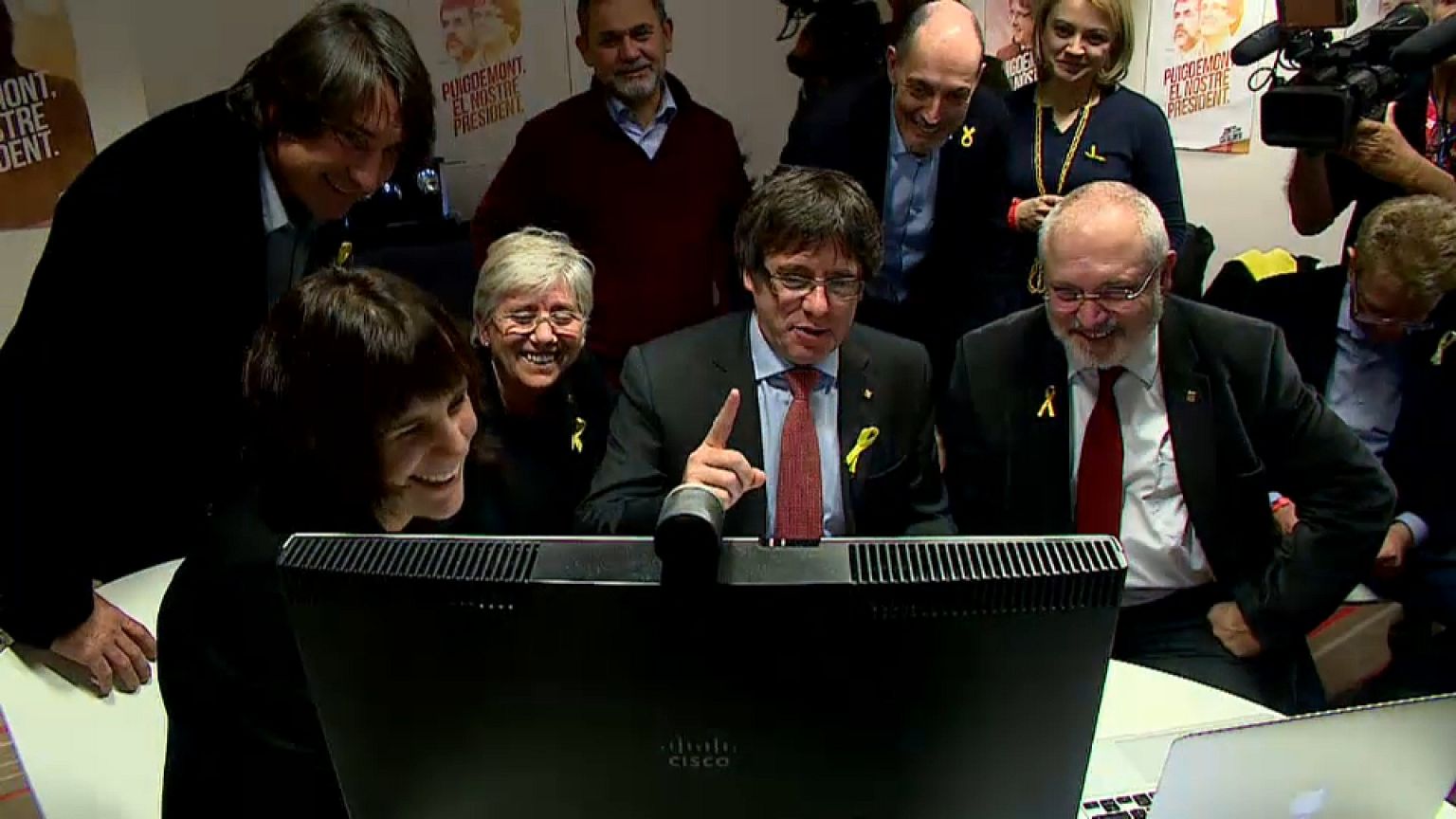 Puigdemont y los exconsejeros siguen la noche electoral desde Bruselas