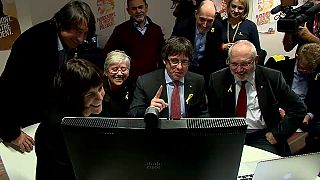 Puigdemont y los exconsejeros siguen la noche electoral desde Bruselas