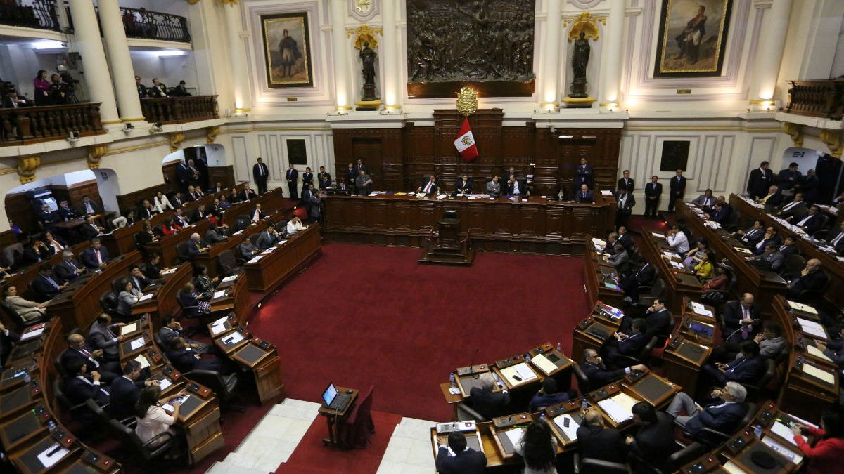 Peru Devlet Başkanı azledilmekten kurtuldu