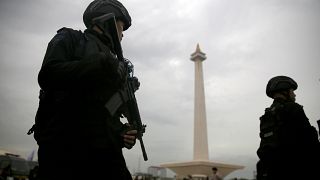 عنصرا أمن في العاصمة الإندونيسية جاكرتا