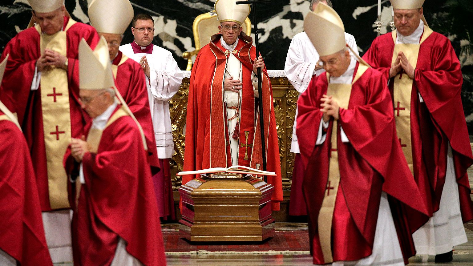 Cardinale Law: polemica sui funerali in Vaticano 