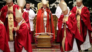 Cardinale Law: polemica sui funerali in Vaticano