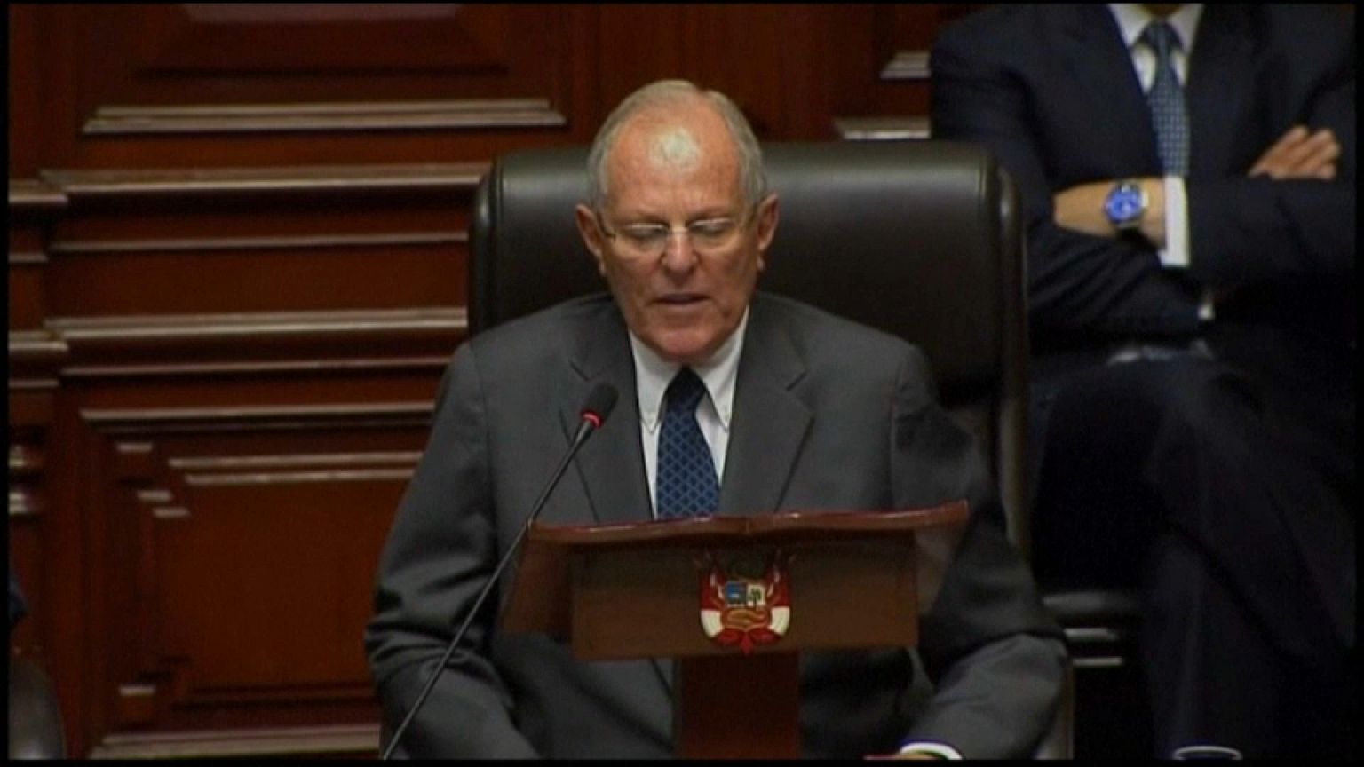 El presidente peruano Kuczynski se salva de la destitución por 9 votos