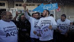 جانب من الاحتفالات بعد صدور نتائج جائزة اليانصيب الإسباني "الغوردو" 2017