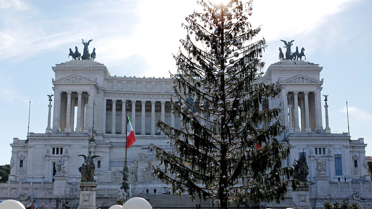 Csodájára járnak az elpusztult római karácsonyfának a turisták