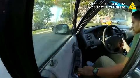 Un policier accroché à une porte de voiture s'en sort sain et sauf 