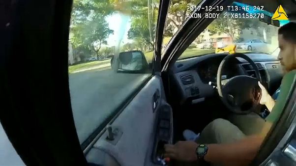 Un policier accroché à une porte de voiture s'en sort sain et sauf Un policier accroché à une porte de voiture s'en sort sain et sauf