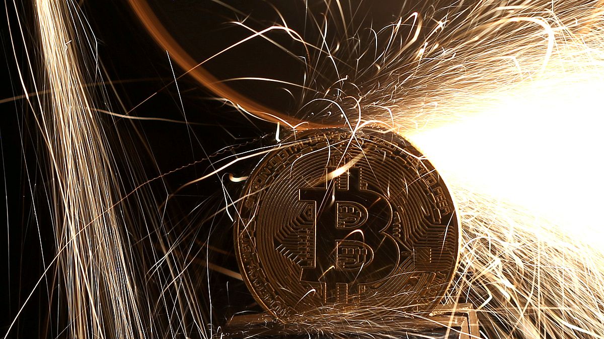 «Βουτιά» στα $12.000 έκανε το bitcoin