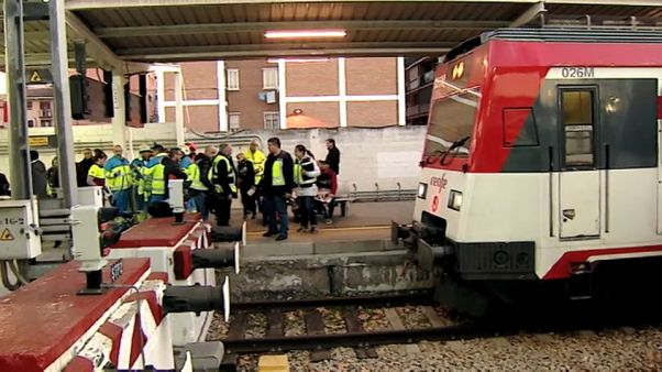 Dos heridos graves en un accidente de tren en Madrid Dos heridos graves en un accidente de tren en Madrid