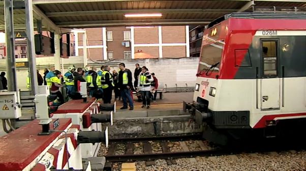 Treno in stazione non frena: schianto sulla barriera, feriti Treno in stazione non frena: schianto sulla barriera, feriti